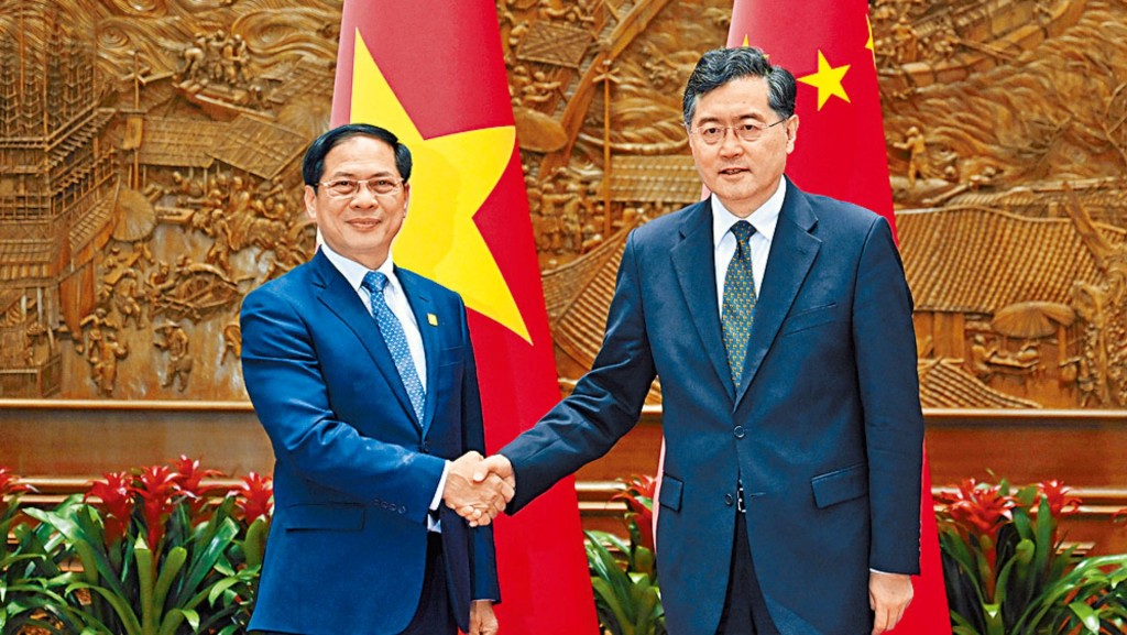 秦刚（右）上次露面是6月25日会见越南外长裴青山。