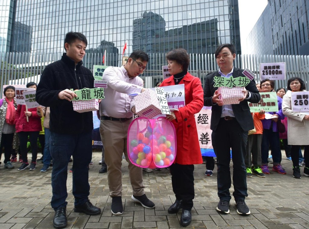 西九新動力及香港社區組織協會分別到政府總部外請願及提交意見書。西九新動力及香港社區組織協會分別到政府總部外請願及提交意見書。