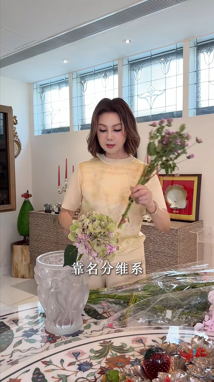 謝玲玲回家插花。
