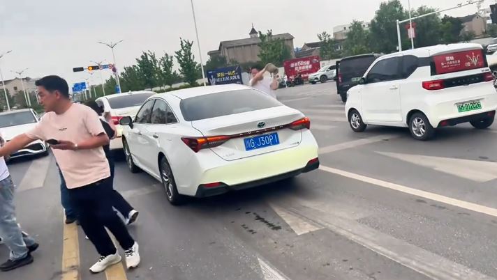 前車的王芳被撞後，怕傷亡擴大，犧牲自己車輛做路障阻後車溜走。抖音