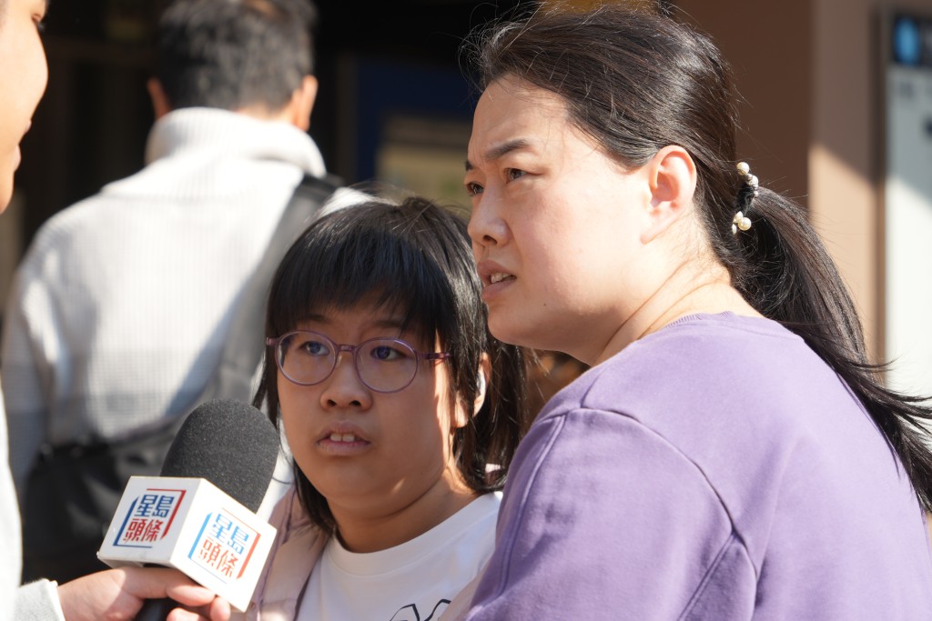 張小姐（右）帶同手推車購買，也會在當地買聖誕禮物給女兒。