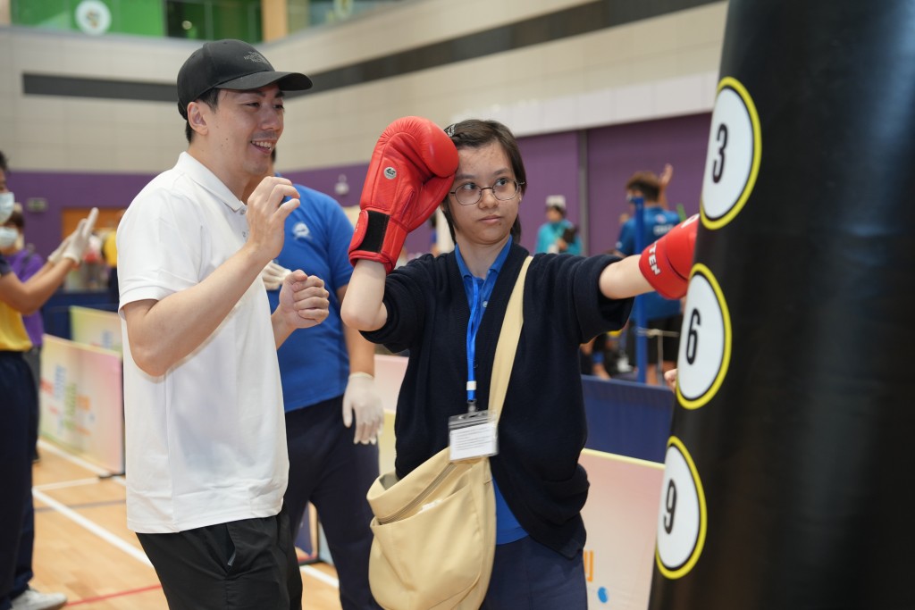 透過拳擊同樂活動，學生學習基本拳擊姿勢後，再循序漸進學習手部協調及反應，從而提升學生自信心。