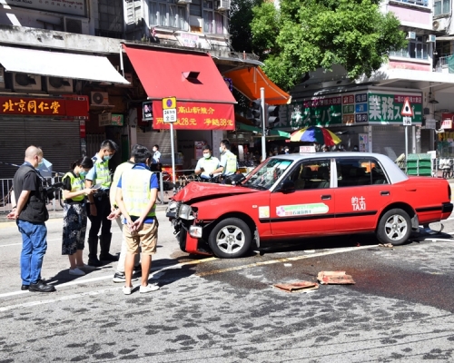 大埔廣福道中午發生致命車禍，一輛的士直撞行人過路線安全島，釀成1死9人傷。