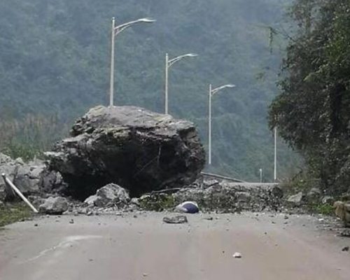 部分村庄有滚石落下。 央视新闻微博图