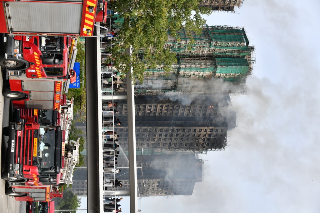 勞工處已向承建商發出6張敦促改善通知書和作出3宗檢控。