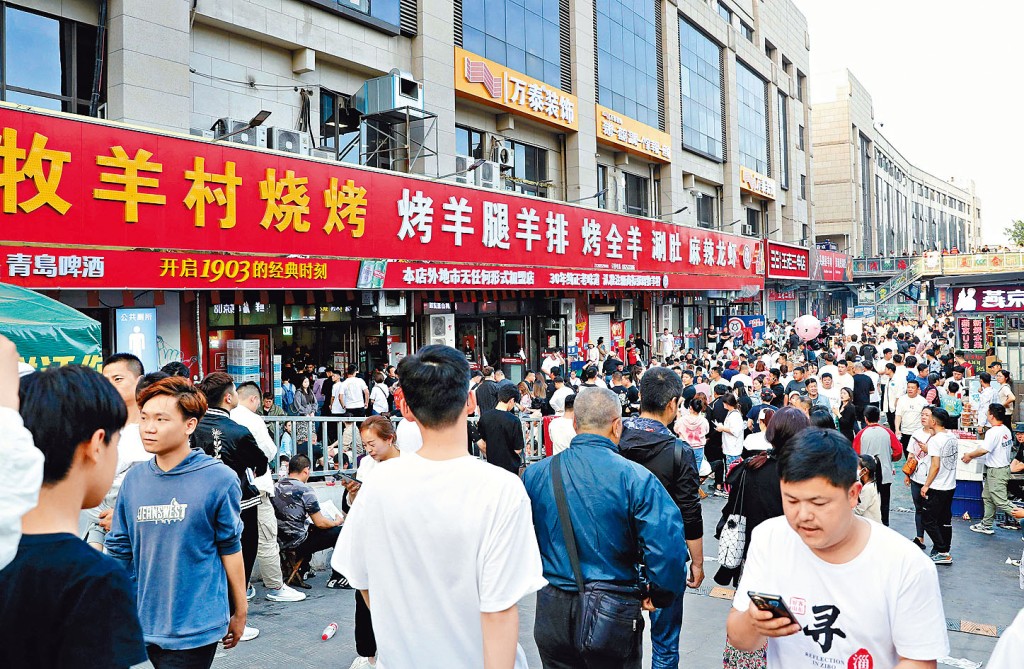 五一期間,各地民眾湧往淄博。