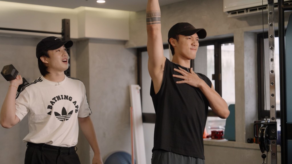 4子在健身室特訓。 4子在健身室特訓。