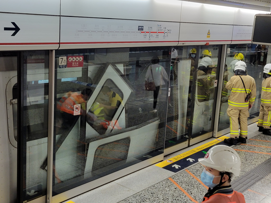 荃灣綫一列開往中環的列車，駛入油麻地站時有車門甩脫。