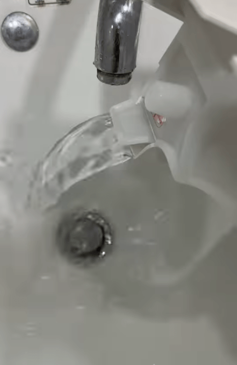 台灣有網友分享將抽濕機污水直接倒入洗手盆的做法，網民直指抽濕機水其實非常污糟，應該直接倒進馬桶並順手沖水。(Threads@a571521)