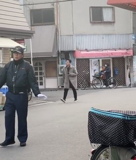 黄宗泽在日本街头急步行，究竟剧情讲乜㗎？
