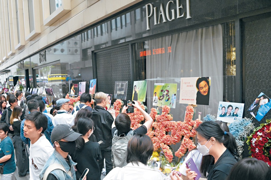 昨日文華東方酒店外聚集大批「哥迷」，現場再度變成花海。