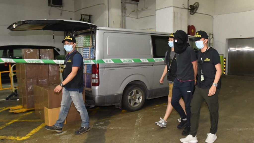 海關昨晚在長沙灣拘捕一名男子，檢獲滿載加熱煙的客貨車。