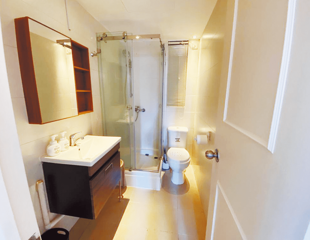 浴室置有獨立淋浴間，乾濕分離，便於打理。