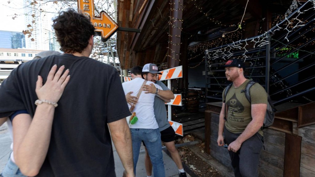 美国德州奥斯汀一间酒吧外周日凌晨发生枪击事件。(路透社)