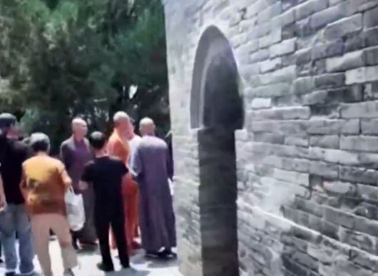 有內媒直播期間意外捕獲少林新住持印樂法師。第一財經