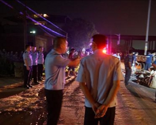 警员到现场进行调查。 网上图片