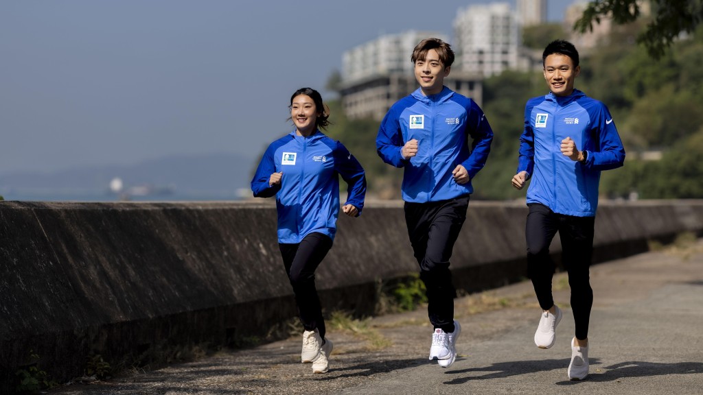 (左起)羅映潮、呂爵安及黃啟樂擔任今屆渣打香港馬拉松宣傳大使。公關提供圖片