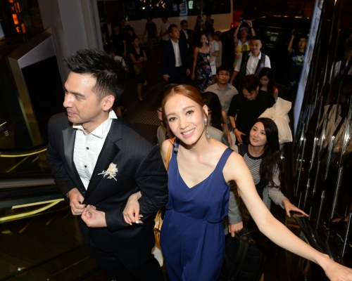 婚宴後轉場再玩過，王君馨繑實老公大方影相。