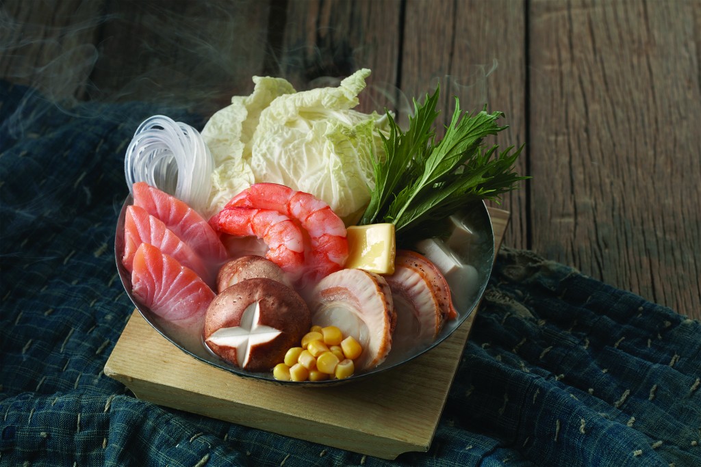 石狩锅结合三文鱼、帆立贝、虾、蔬菜、豆腐、香菇及葛丝等多样海产及农作物。(千両限定北海道秋冬餐目) 石狩锅结合三文鱼、帆立贝、虾、蔬菜、豆腐、香菇及葛丝等多样海产及农作物。(千両限定北海道秋冬餐目)