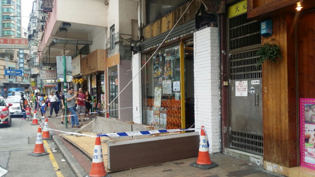 店外招牌懷疑日久失修,鬆脱從高處墮下。