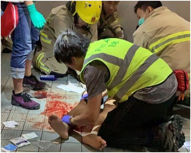 消防及義務救護員替周梓樂急救。網圖