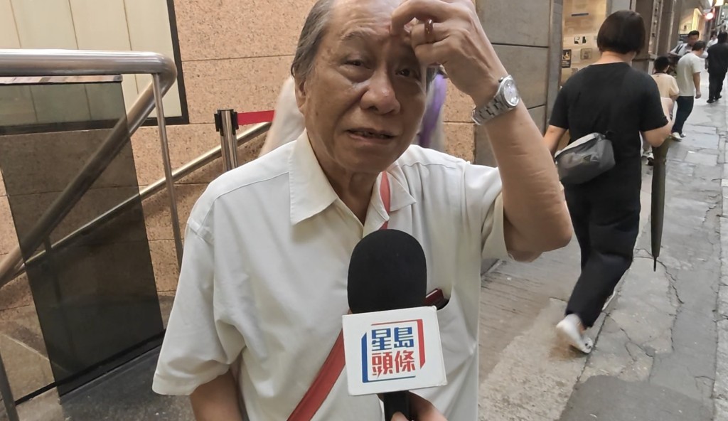 梁先生指每次六合彩金多寶都有下注。黃文威攝 梁先生指每次六合彩金多寶都有下注。黃文威攝