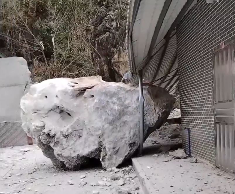 惠州有矿产公司炸山时，意外损毁山下岩子村祠堂。影片截图