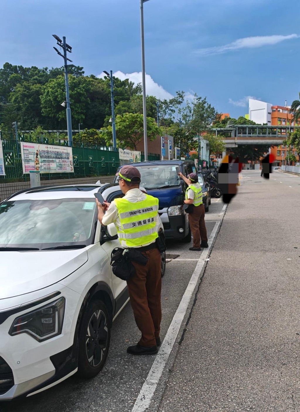 行動中,人員共發出超過一千張定額罰款通知書,主要涉及違例泊車。 行動中,人員共發出超過一千張定額罰款通知書,主要涉及違例泊車。