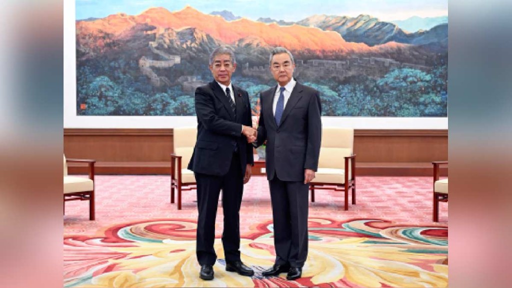 有傳日本三大經濟團體擬明年3月到訪問北京。圖為外長王毅9月會見日本國際貿易促進協會會長岩屋毅。新華社