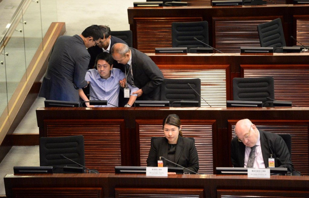 許智峯被驅逐出會議。資料圖片