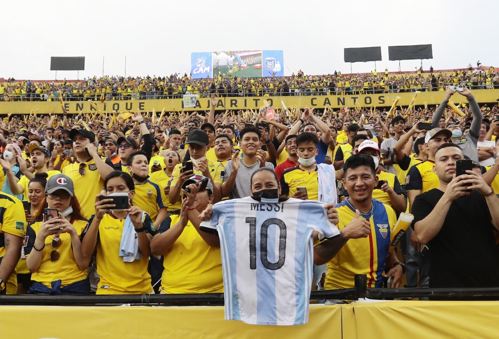 美斯即使踩入虚拟世界成为新偶像，仍无损他在真实球场世界的人气，周二世界杯南美区外围赛中，他带领阿根廷作客厄瓜多，受到主场球迷追捧。REUTERS