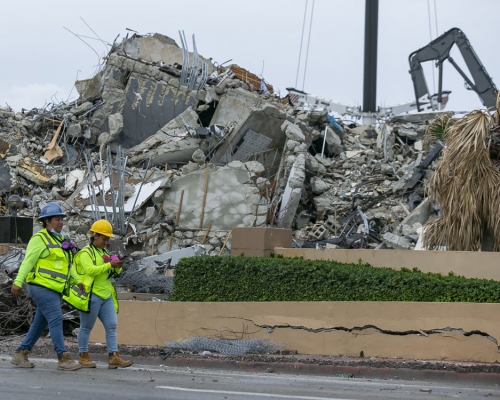 工作人員已經在現場清理112公頓瓦礫，搜救人員表示未找到可供被困住客容身的空間。AP圖片