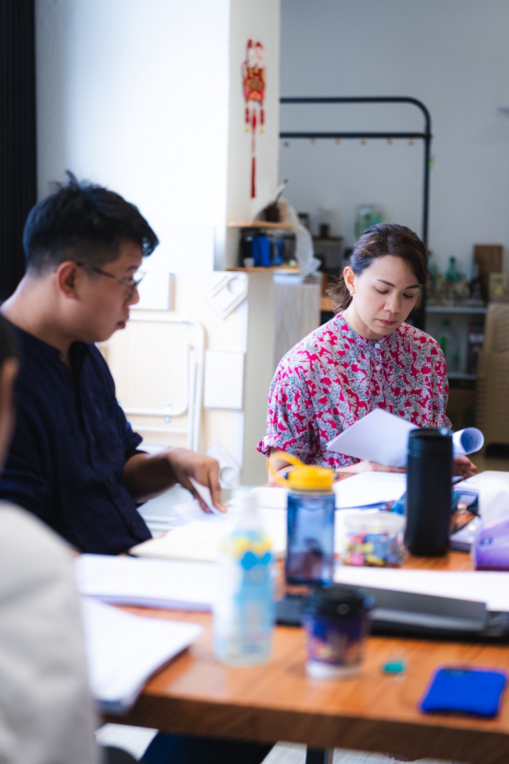 韋羅莎丈夫張銘耀導戲中,他是該劇導演。 韋羅莎丈夫張銘耀導戲中,他是該劇導演。