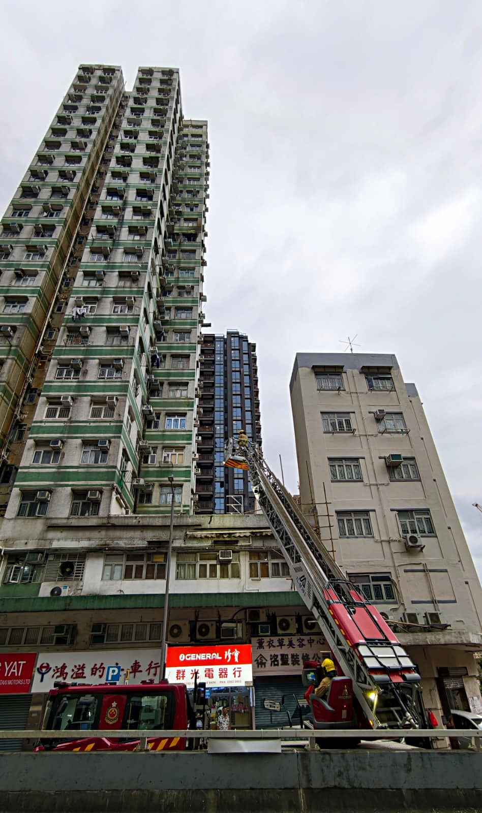 消防到場灌救。黃文威攝 消防到場灌救。黃文威攝