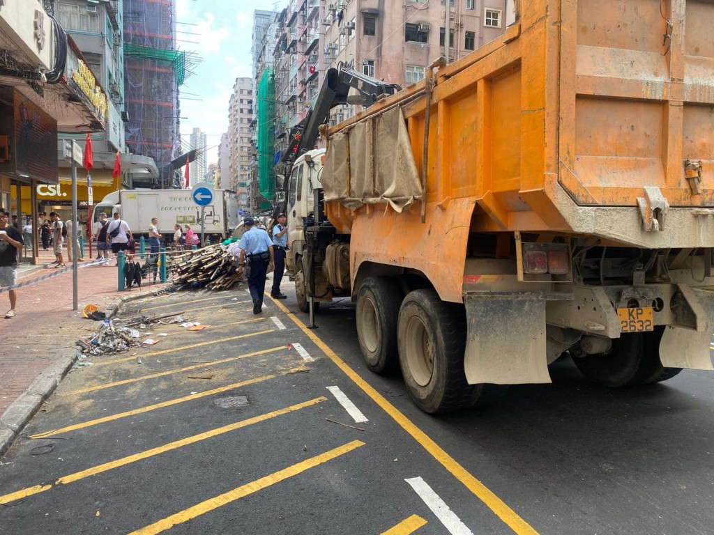 當時工人在泥頭車上的工作平台工作。網上圖片