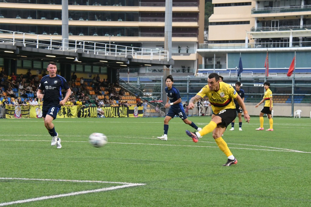 艾華頓單刀射入理文今場第4球。黃諾謙攝