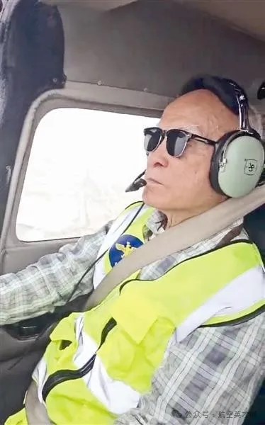 74歲的鄭鎮炎熱愛徒步運動,去年還學習駕飛機。抖音@航空英才網 74歲的鄭鎮炎熱愛徒步運動,去年還學習駕飛機。抖音@航空英才網