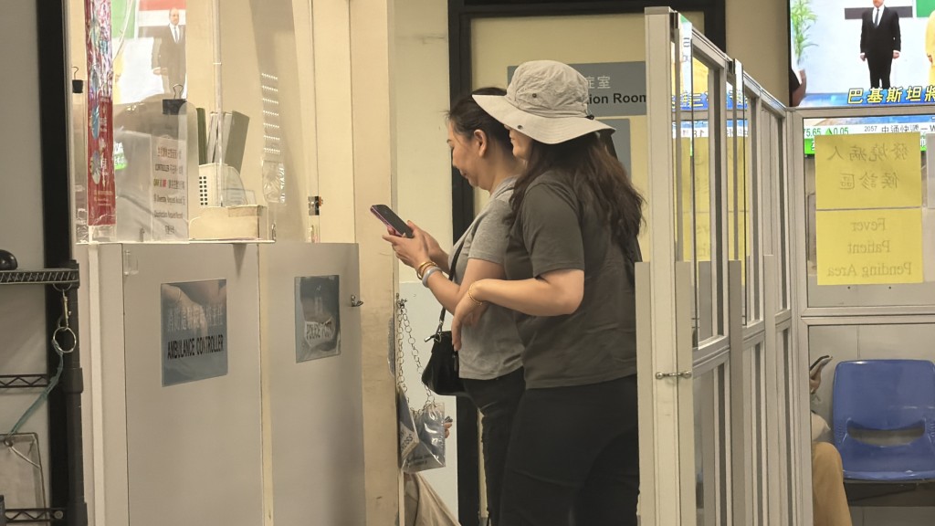 事主的親友到醫院了解事件。 事主的親友到醫院了解事件。