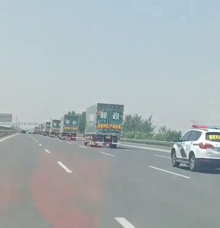 高考试卷由北京运往全国考场，全程受“绝密”级保安押护。抖音＠爱跑步的小王7