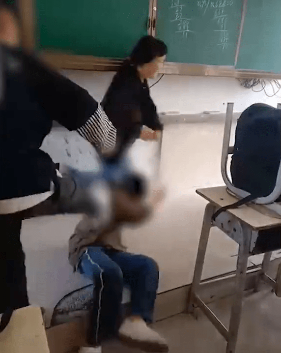 小学男生将女生踢倒在地，同学吓得鸡飞狗走。