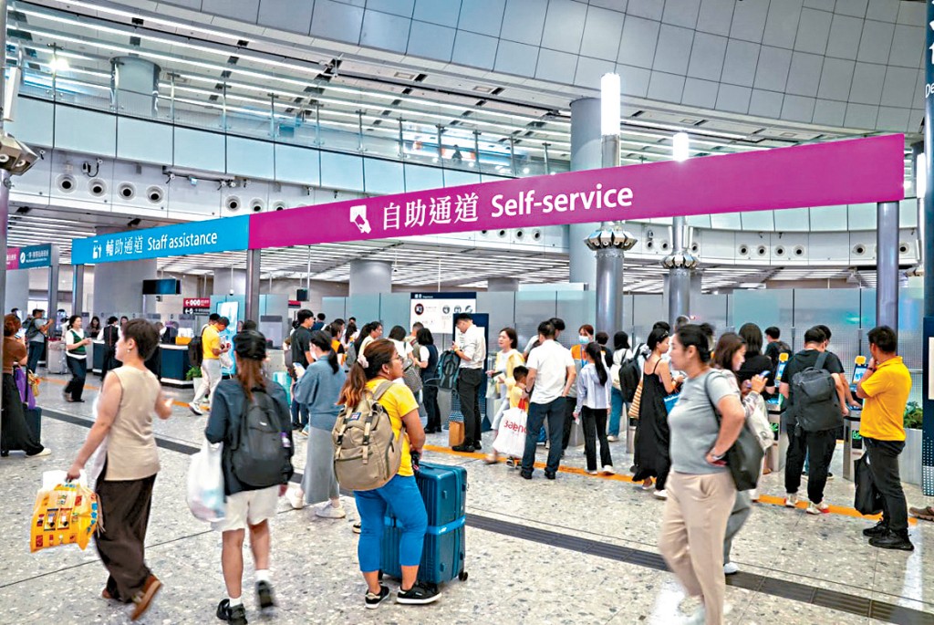 高鐵在五一期間增加班次，方便旅客出行。
