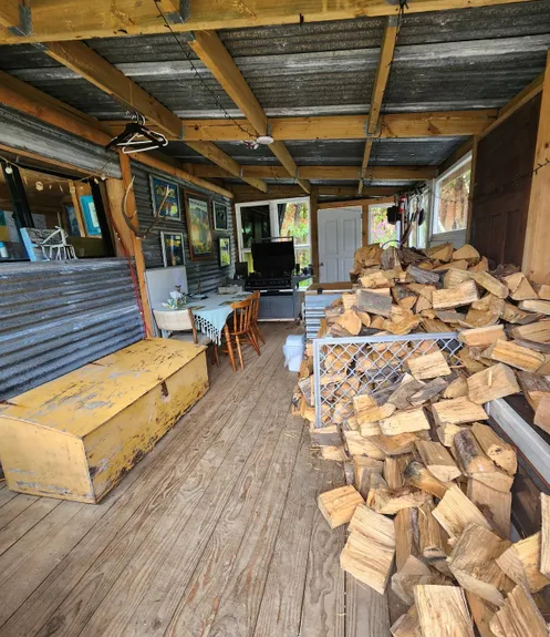 小屋提供大量生火用的柴木。 Airbnb