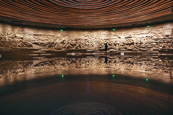 巨大的環形浮雕牆，是鄭州商都遺址博物院的亮點。（新華社資料圖片）