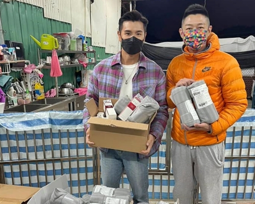 藝人陳展鵬及楊證樺齊齊出動到狗場，並準備了一些毛巾給狗狗們保暖。Facebook圖片