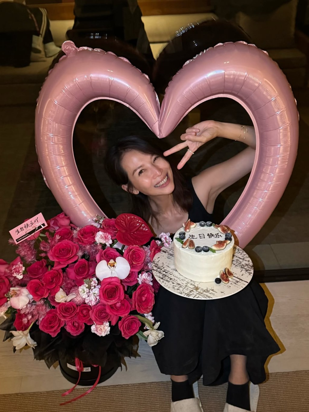 蔡少芬有生日蛋糕好開心。 蔡少芬有生日蛋糕好開心。