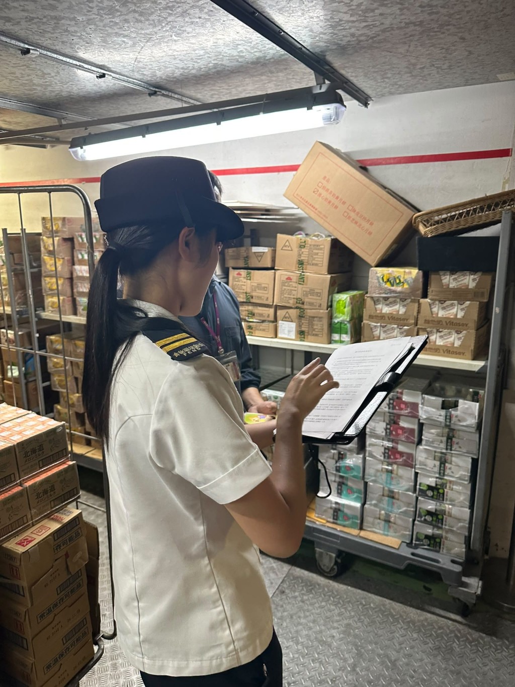 截至首日六時,食環署已巡查288間超市、16間食肆及23間其他處所。 截至首日六時,食環署已巡查288間超市、16間食肆及23間其他處所。
