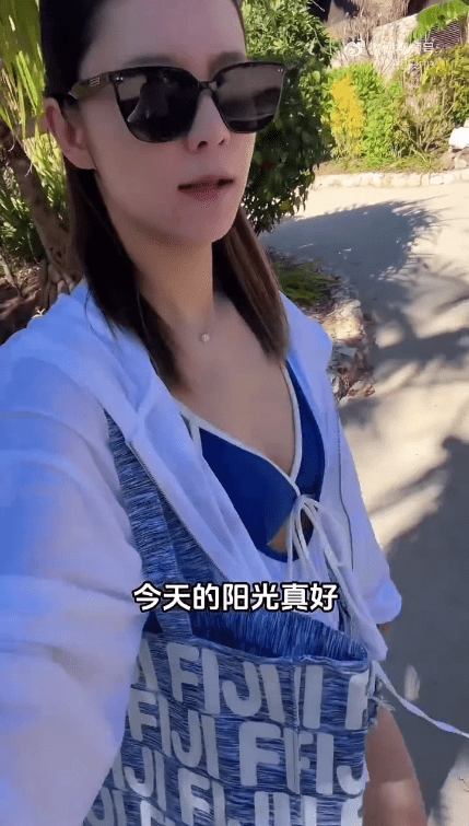 張馨月白色防曬衫內搭泳衣，大讚「斐濟陽光真好」。