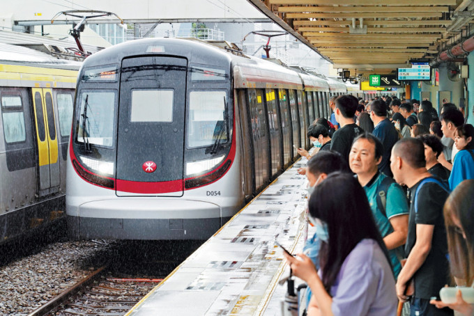 東鐵墮軌和跳軌事故時有發生。資料圖片 東鐵墮軌和跳軌事故時有發生。資料圖片