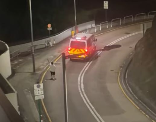 白衫男尾隨警車大罵粗口。車CAM特警