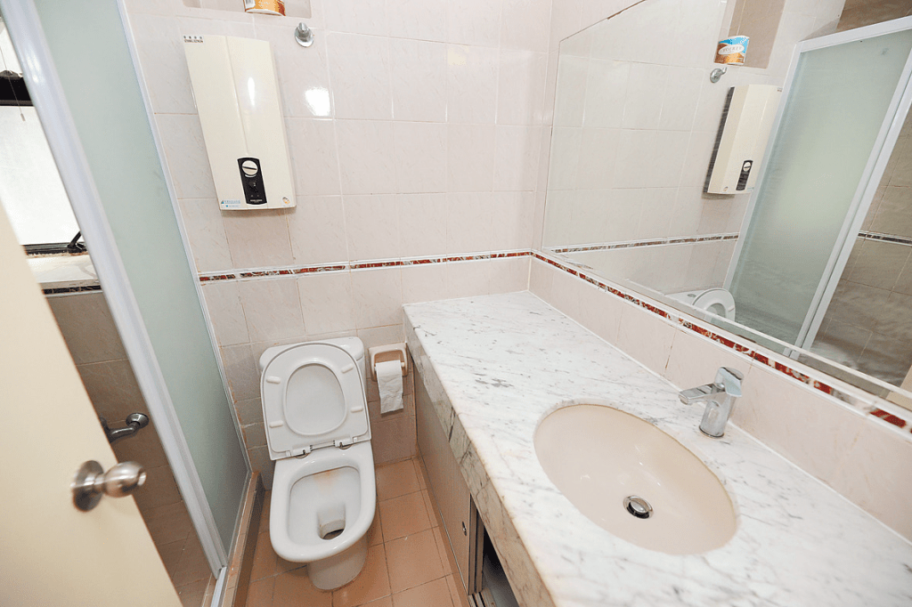 浴室牆身以瓷磚鋪設，方便打理清潔。